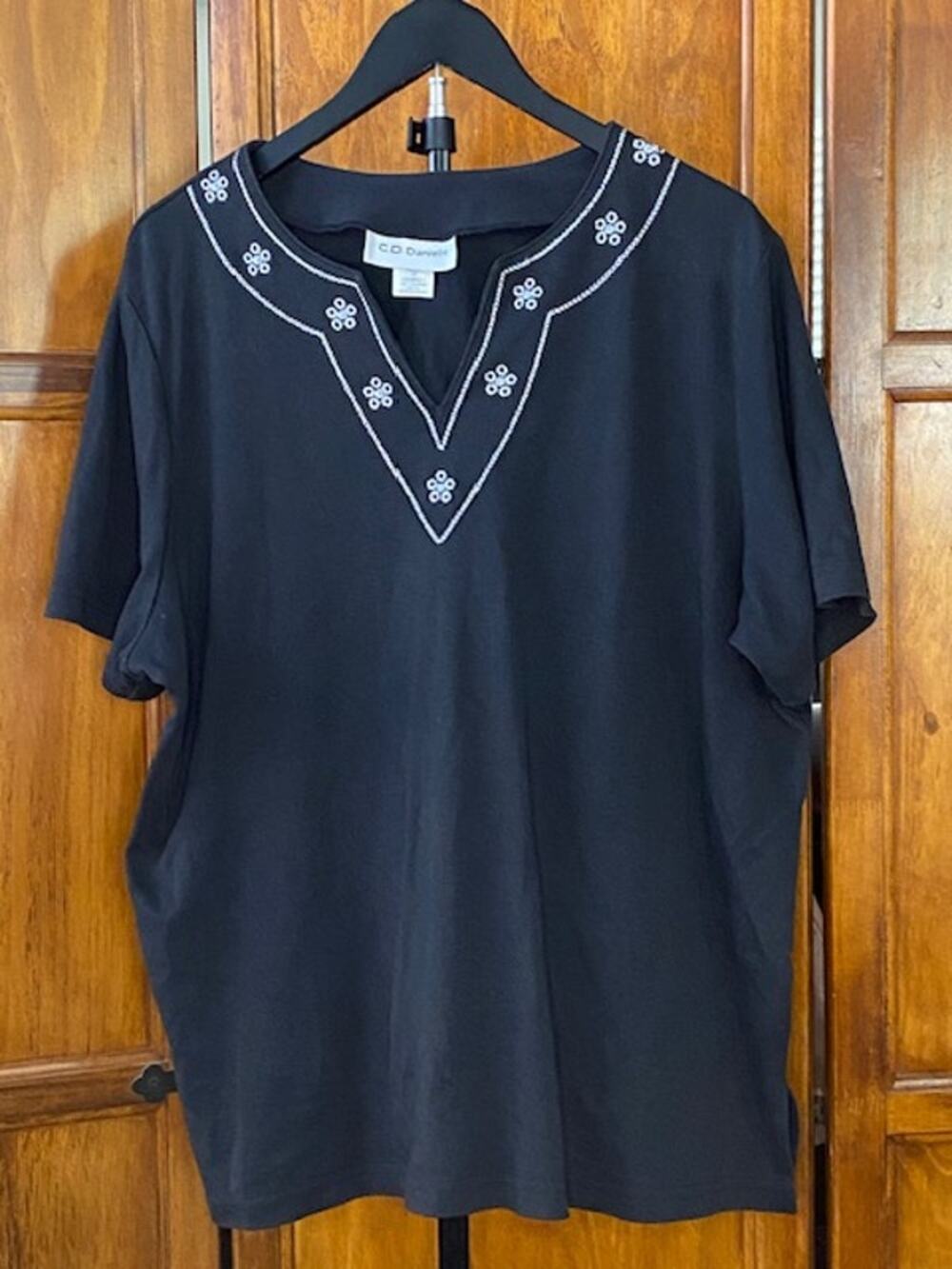 C.D. Daniels Women's 2X Black Embroidered V-Neck Knit Top Short Sleeve Plus Size
